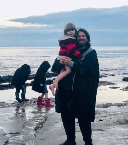 Батько з дітьми, пляж, діти, сім'я, сестри,