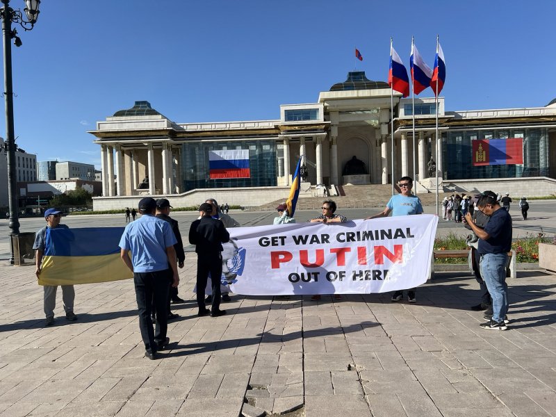 мітингувальники з баннером про ордер на арешт Візит Путіна в Монголію, мітинг, Улан-Батор, 3 вересня, МКС