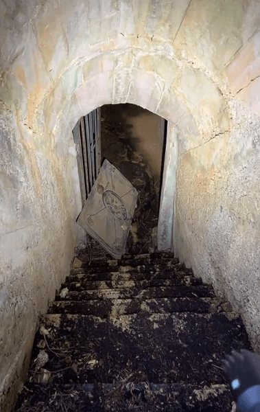 Туннель в лесу, лестница в лесу, лабиринт из туннелей, тайный спуск под землю, потайной туннель, спуск под землю, старый бункер, необычная находка