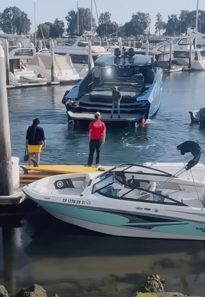 Бізнесмен на яхті потрапив у скандал Яхта Lamborghini, яхта, судно, човен, корабель, дорога яхта, яхта мільйонера, бізнесмен, власник яхти, викидав гроші