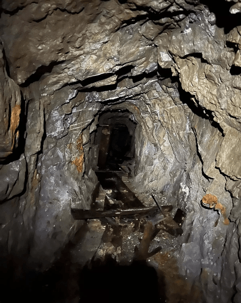 Заброшенный золотой рудник, рудник, шахта, пещера, тайна рудника, 23 года ищет сокровище, стоит миллиарды, золото, прорыв