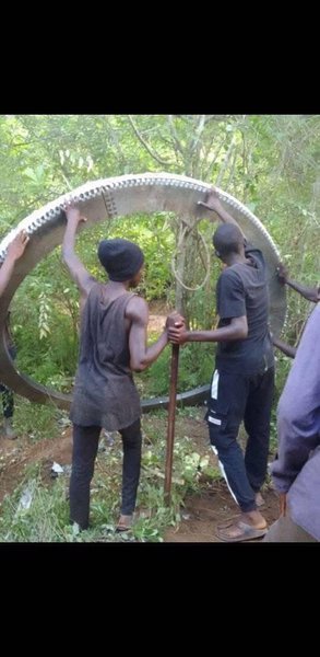 космическое кольцо, космический объект, металлическое кольцо, деревня в Кении, Мукуку, металлическое кольцо