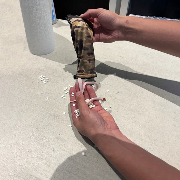 Мужчина спрятал змей в штанах, розовые змеи, курьезы, рептилии, пытался пронести в штанах, змеи в штанах, аэропорт, попасть на самолет