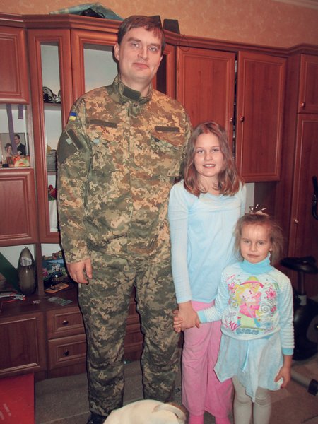 

Рядовой Дмитрий Якорнов приехал на побывку домой и большую часть отпуска провел играя со своими детьми
