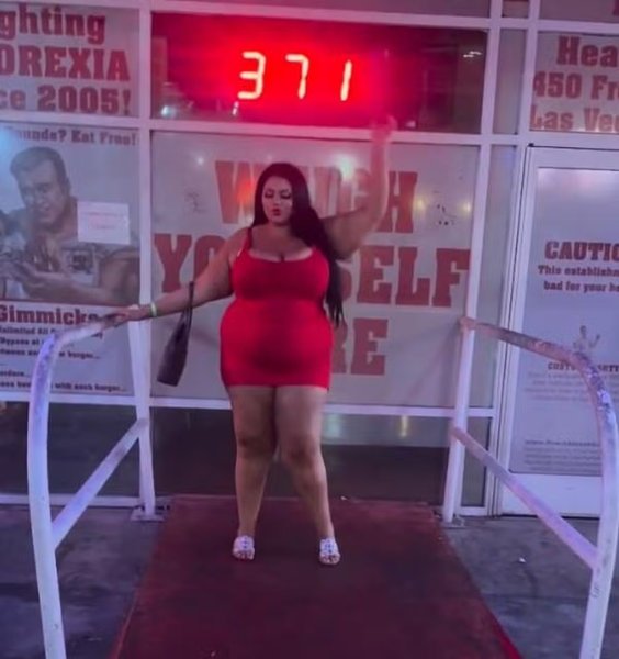 Модель Алекс Аспазия встала на весы