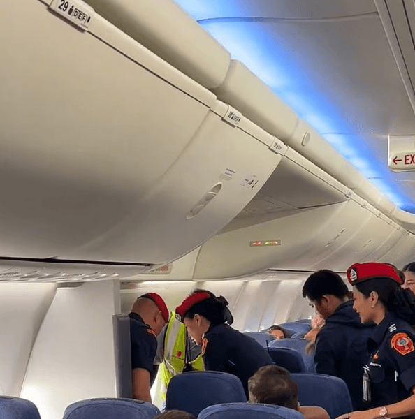 Чоловіка вивели з літака через скандальну поведінку