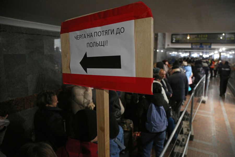 Беженцы на железнодорожном вокзале во Львове