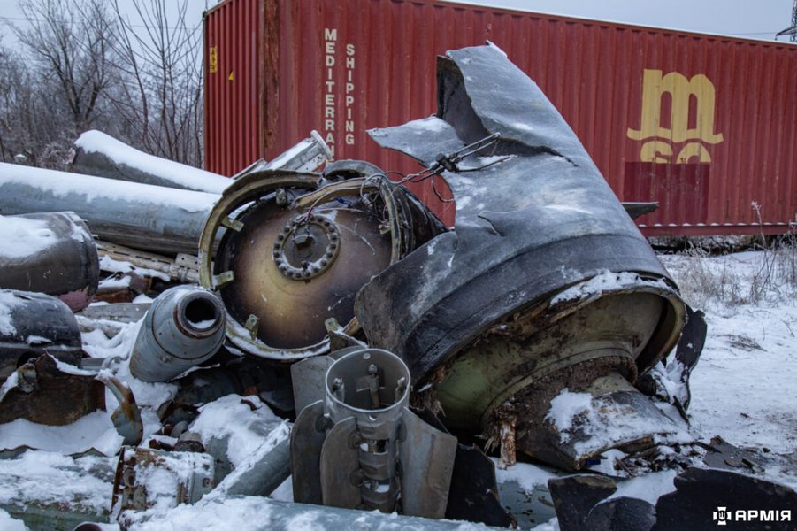 Обломки ракеты, которой обстреляли Харьков