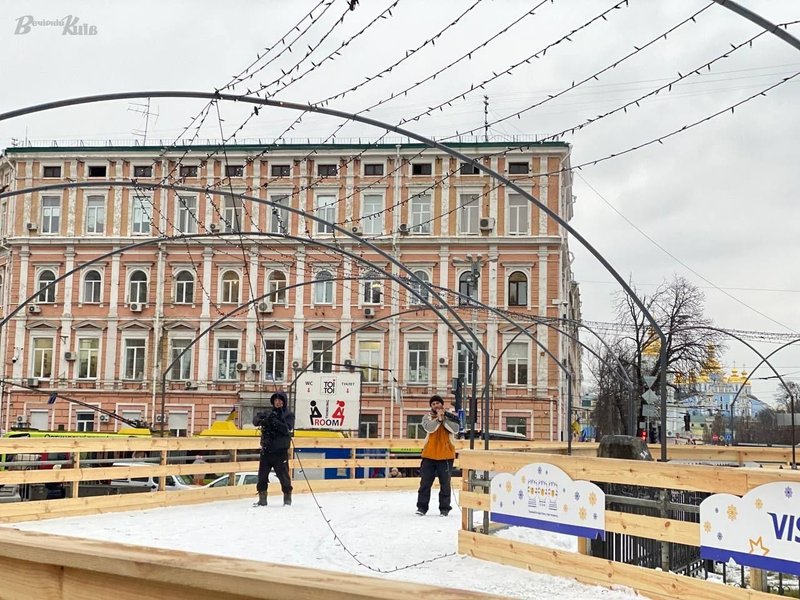 у Києві почали прибирати ялинку