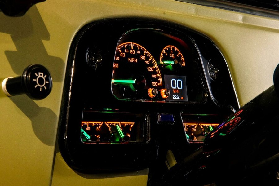 Интерьер Toyota Land Cruiser (FJ40), панель приборов Toyota Land Cruiser (FJ40)