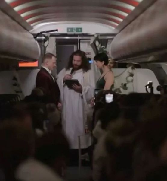 Влюбленная пара поженилась в самолете, интересное решение жениха и невесты, курьезы, приколы, интересности, любовь