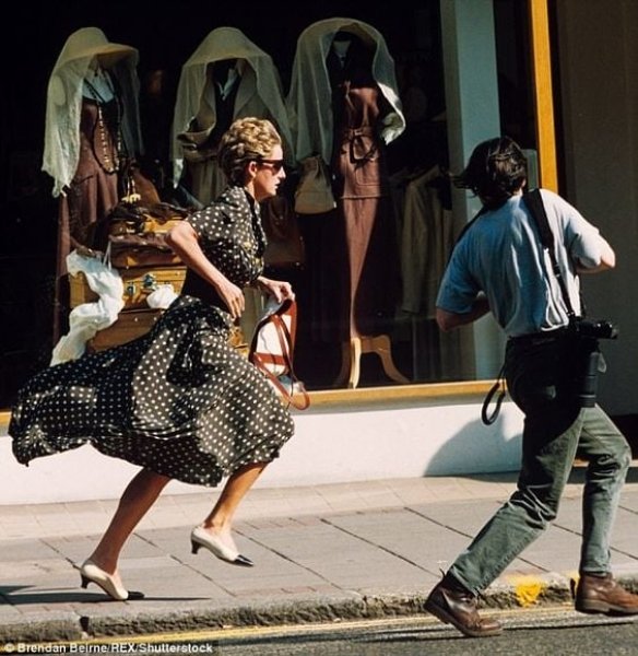 Діана і папараці папараці переслідують принцесу Діану