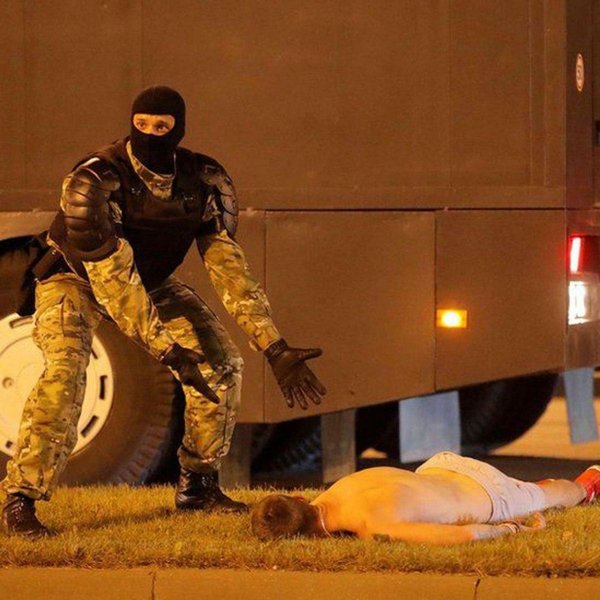 протесты в Беларуси, автозак, ОМОН, пострадавший, раненный, мужчина без сознания, мертвый, убитый