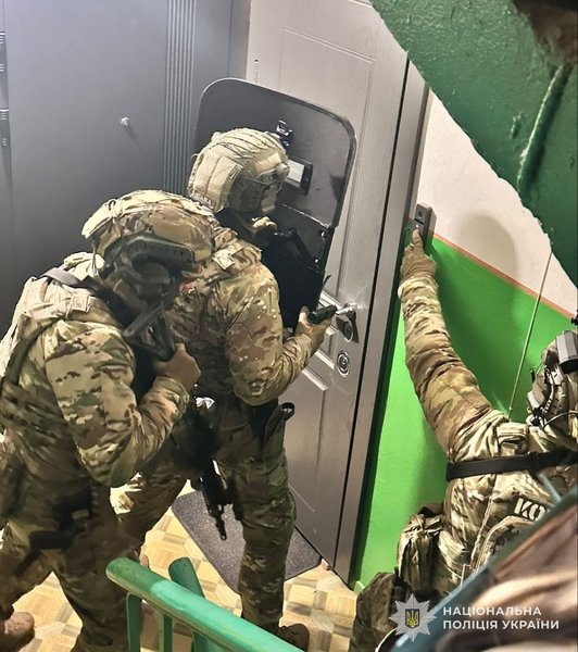 В трёх стриптиз-клубах Львова провели обыски в связи с кражами и мошенничеством