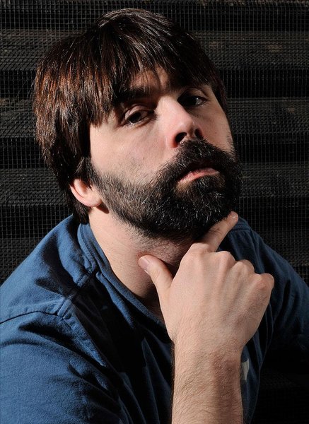   "Каждый ребенок боится темноты под своей кроватью. В нашем сериале эта темнота буквально выбирается из-под кровати, скачет по стенам и гоняется за ним по дому" Джо Хилл, сценарист сериала "Ключи Локков" 