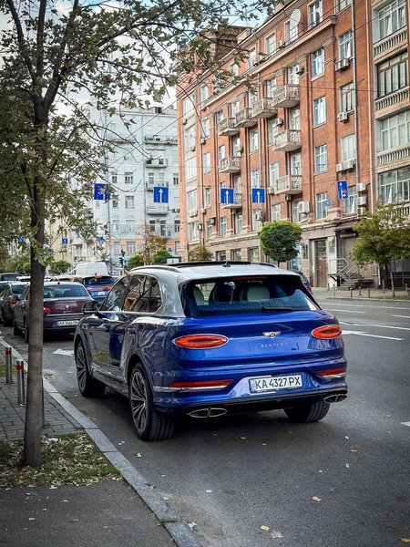 хахактеристики та фото Bentley Bentayga Azure