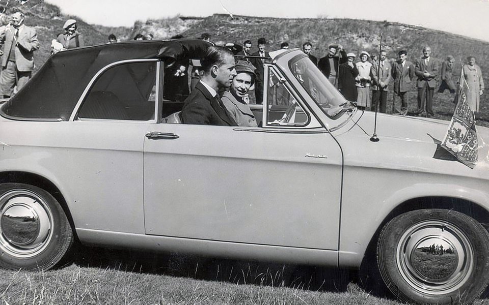 Август 1956 года. Королева и принц Филипп во время королевского визита на шотландский остров Сайт-Уист