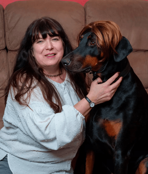 Британка Никола Эдвардс рядом с собакой в парике