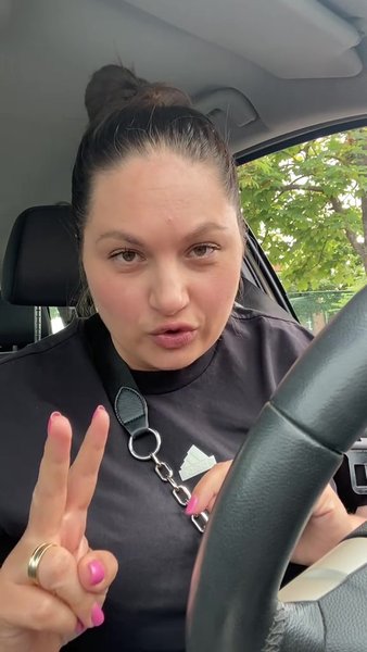 Ася Конопельнюк виставила на продаж хату в Чернівецькій області