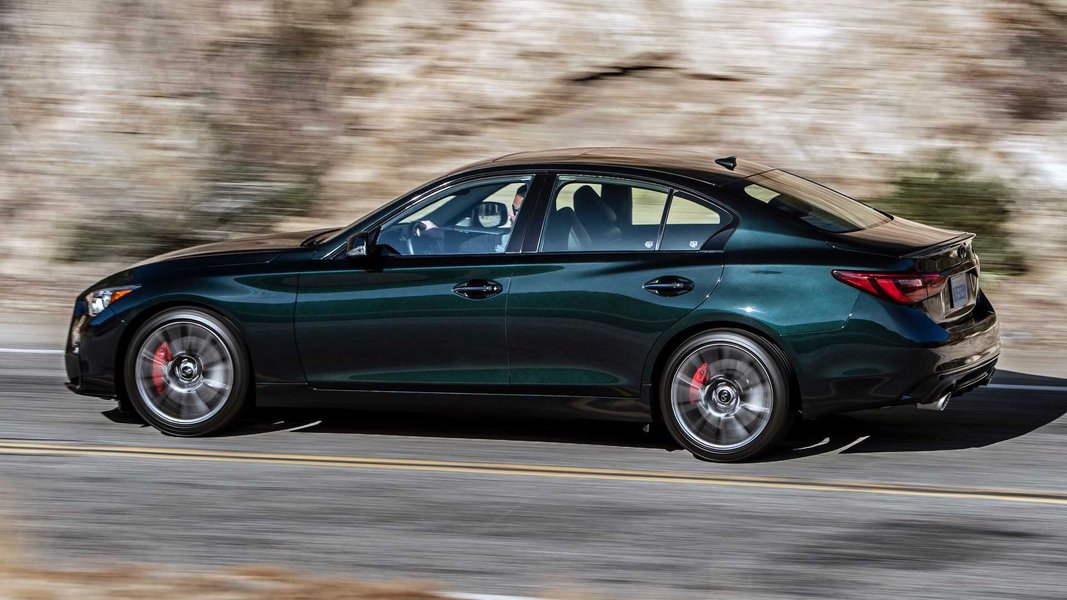 Залежно від кута огляду й освітлення Infiniti Q50 Black Opal Edition змінює свій відтінок