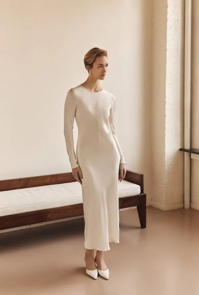 колір екрю довга сукня дівчина колір, тренди весни 2024, модні кольори