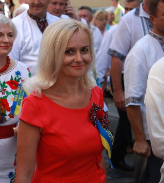 Ірина Фаріон у червоній сукні з пропарцем на грудях