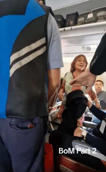 Пассажирка самолета, шутка, неудачная шутка, бомба в самолете, взрывчатка, сказала о бомбе, арестовали пассажирку, пожилая женщина, Batik Air