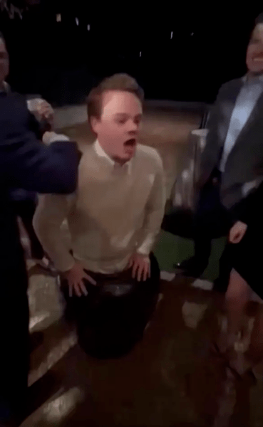 Човек, забит във ваза Човек, забит във ваза, ваза, урна, трик, трик, забит в урна, ваза беше счупена, ценна ваза, любопитство, парти, социални мрежи