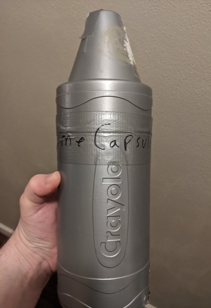 Чоловік знайшов капсулу часу, в якій знайшов речі для людей, які живуть у майбутньому