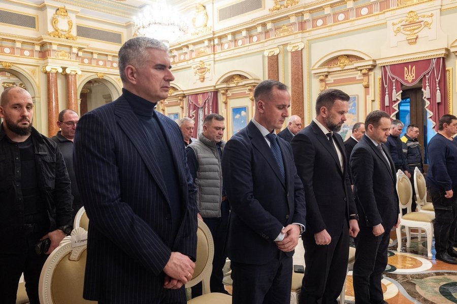 Зеленський відзначив 10 енергетиків ДТЕК за повернення світла після обстрілів