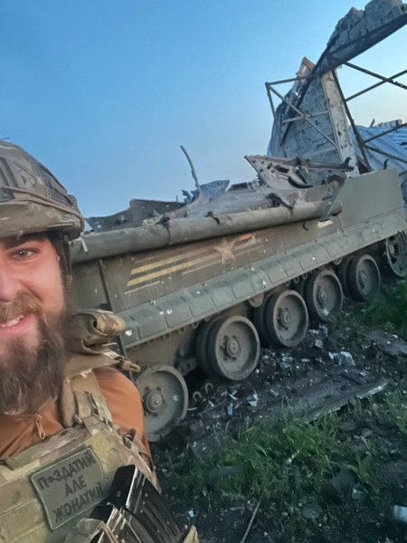 боец всу на фоне с-300