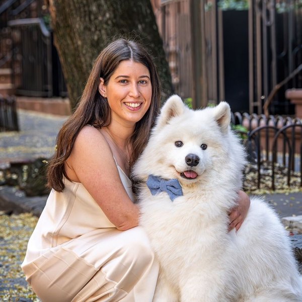 Американка носить 22-кілограмового пса на спині, щоб їздити в метро