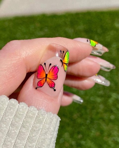 манікюр, модний манікюр, скляні нігті, маніюкр з метеликами