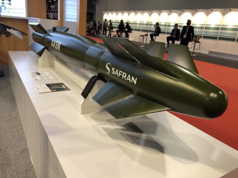 Образцы французской бомбы AASM Hammer (слева) и американских JADM (справа)