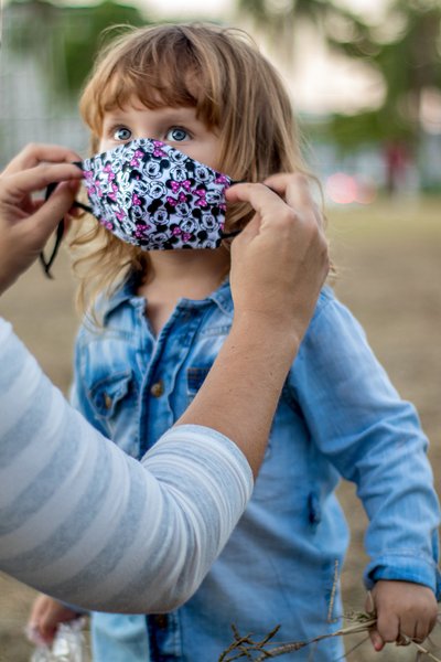 девочка в маске - защита от коронавируса