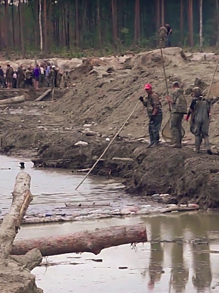 

В индустрии нелегальной добычи янтаря заняты десятки тысяч человек, включая копателей, ремонтников, мастеров по обработке камня, перекупщиков и контрабандистов
