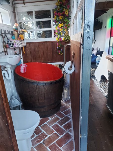 дом на колесах, автодом, грузовой вагон, товарный вагон