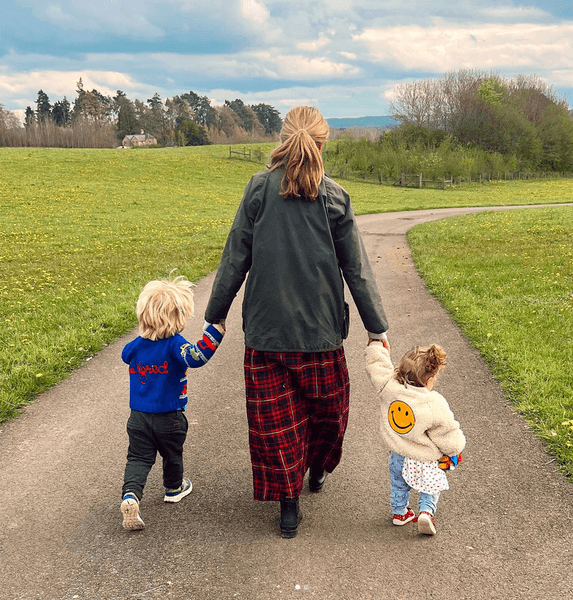 Кэрри Джонсон, дети, дорога, поле, деревья, трава