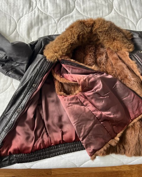 Чоловік знайшов гроші в "секретній кишені" куртки, яку він випадково купив у секонд-хенді