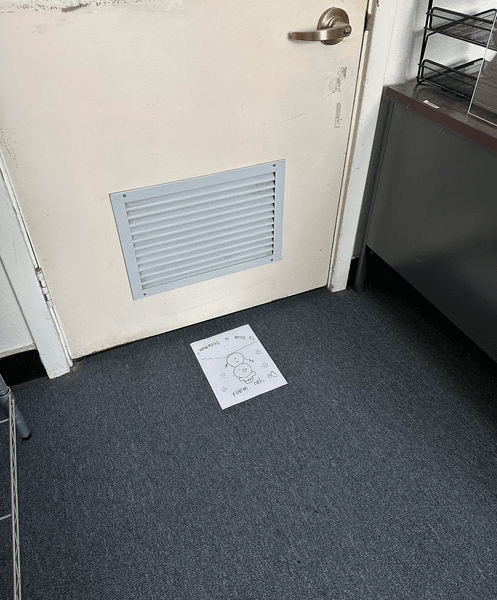 Записка под дверью, конверт, письмо, послание, пугающая записка, снеговик, давай слепим снеговика, записка напугала женщину