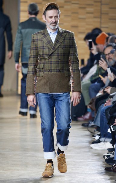 модная мужская одежда, мужчина модель на подиуме, мужской костюм, неклассический крой