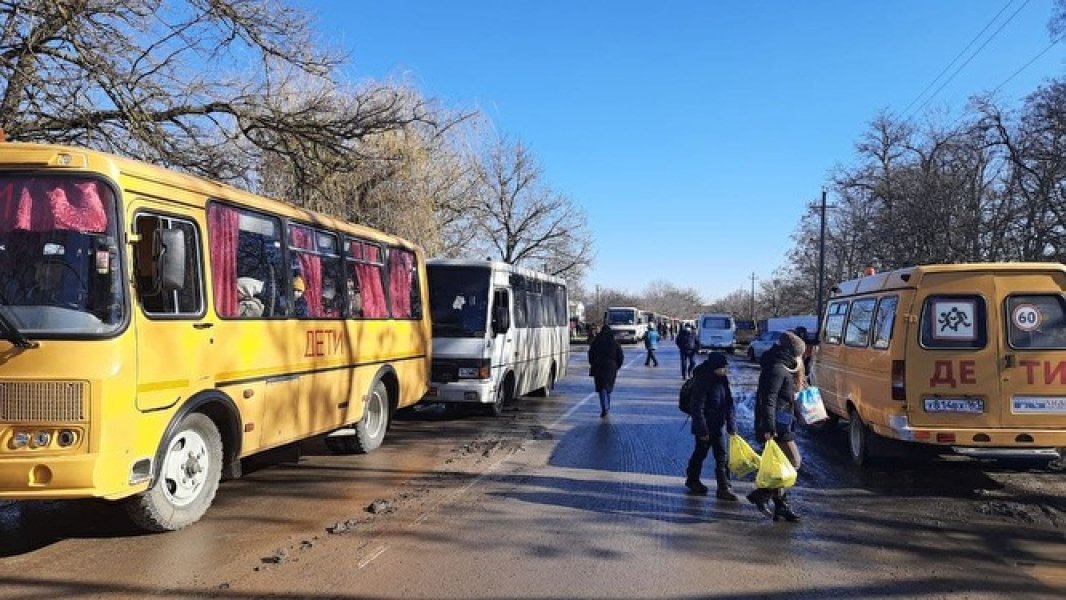 Катарина Хартлова лапается со стариками в автобусе.