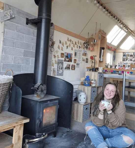 Молода пара живе в крихітному будинку без холодильника і телевізора