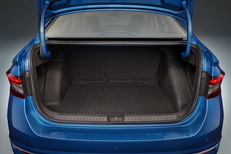 Об'єм багажника седана — 521 л.