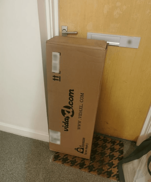 Посылка, доставка, курьер, запер дверь, посылка под дверьми, пенсионерка, оказалась в ловушке, квартира, крик,