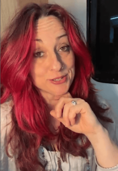 Жінка з червоним волоссям ділиться історією про стерті спогади та місію допомогти людству