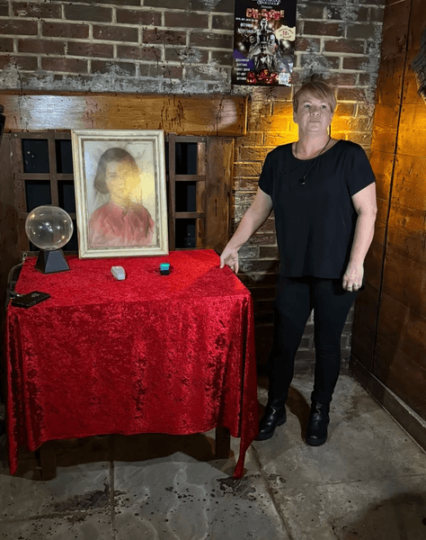 Проклята картина, почався хаос, проклятий портрет, моторошні речі, двічі повертали, проклята річ, малюнок дівчинки, медіум, королівська сім'я