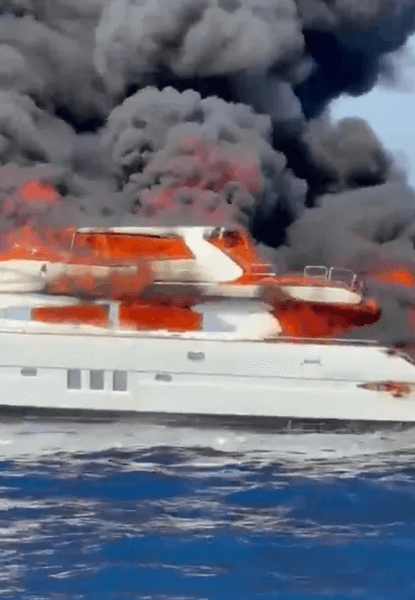 Шикарная яхта сгорела и затонула
