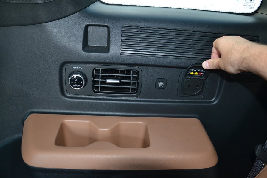 На третьому ряді є дефлектори обдуву та підсклянники