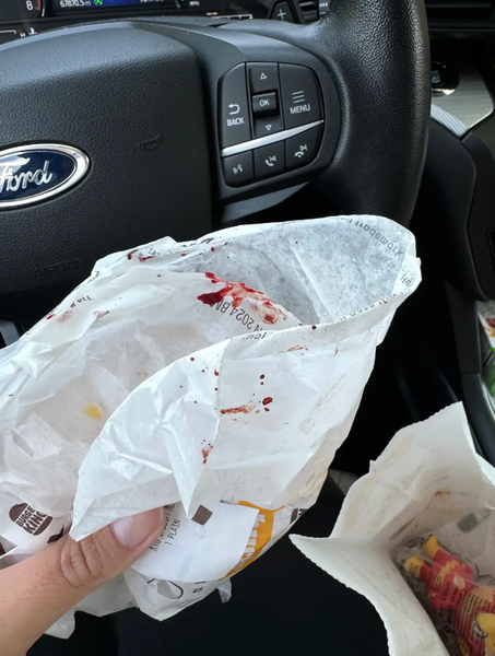 Жінка побачила кров на бургері, який купила для своєї дочки, фастфуд Burger King, їжа, заклади харчування, курйози